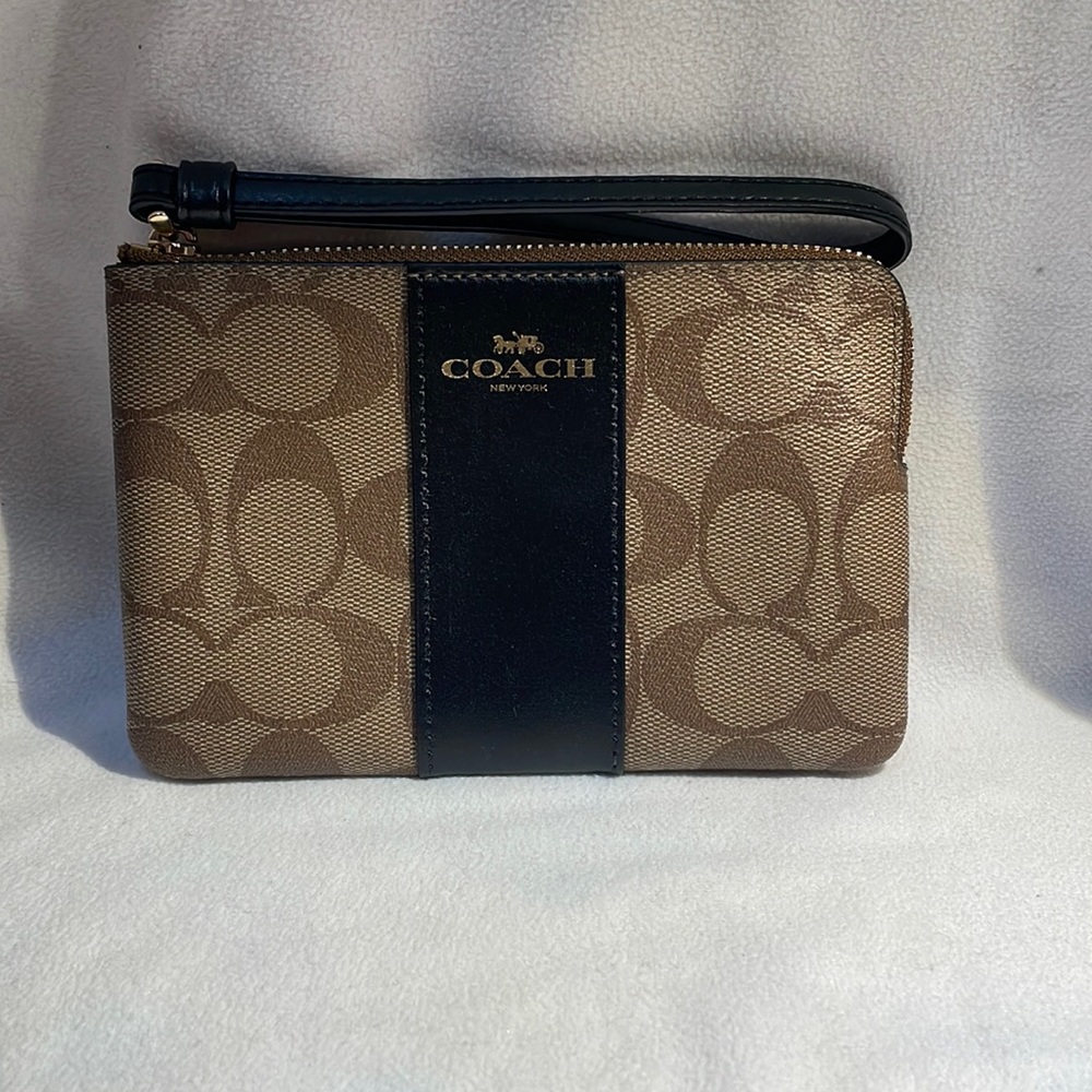☀️Black and brown COACH wristlet